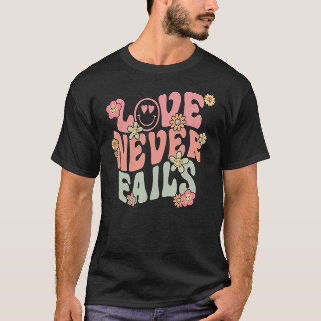 T-shirt Love Never Fails With Words on Back Aesthetic Tren (Devant)