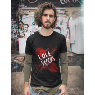 T-shirt Love Sucks, Anti Valentine's Day Style gothique