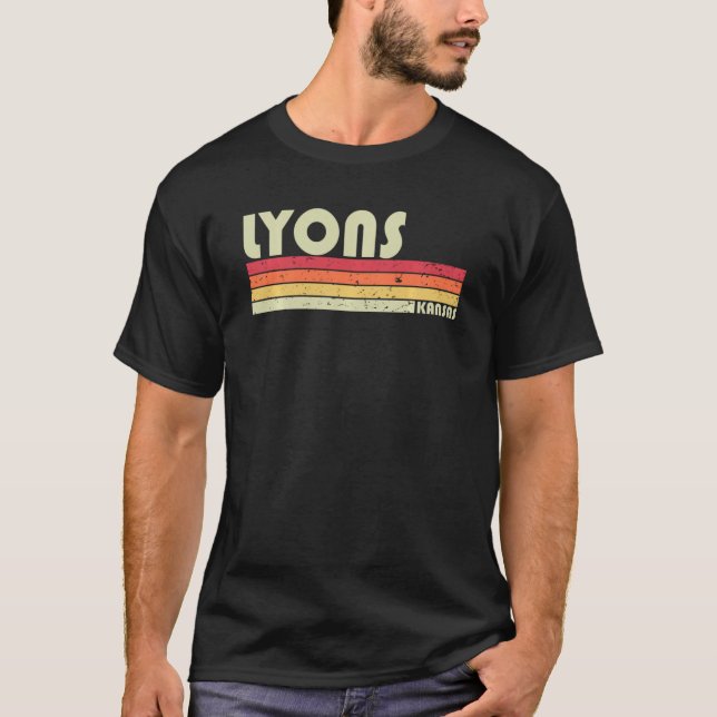 T-shirt Lyons Ks Kansas Funny City Home Roots  Retro 70s 8 (Devant)