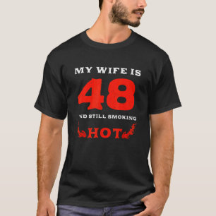 T-shirt Ma Femme Est Âgée De 48 Ans Toujours Fumant Chaud