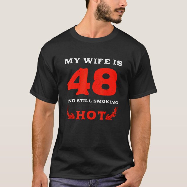 T-shirt Ma Femme Est Âgée De 48 Ans Toujours Fumant Chaud  (Devant)