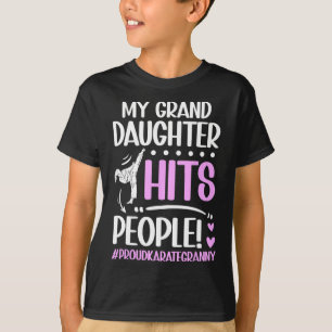 T-shirt Ma Petite-Fille Atteint Les Gens Fier Karate Grann