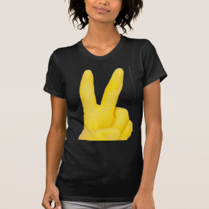 T-shirt Main dans le gant de latex jaune