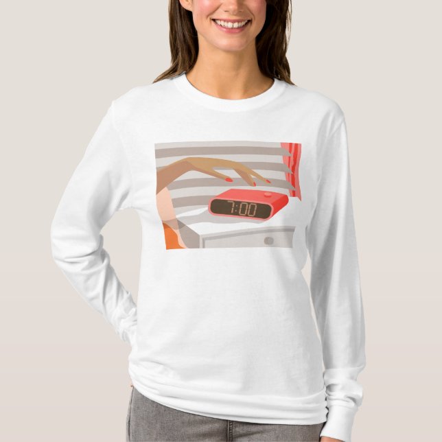 T-shirt Main des femmes poussant le bouton snooze du révei (Devant)