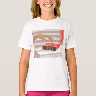 T-shirt Main des femmes poussant le bouton snooze du révei