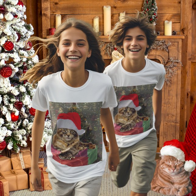 T-Shirt Maine Coon Chat Père Noël & Cadeaux Arbre de Noël  (Maine Coon Cat Santa & Gifts Christmas Tree Behind T-Shirt)