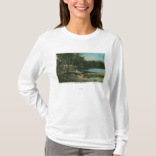 T-shirt MaineView d'une femme sur un canoë par le rivage