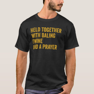 T-shirt Maintenu Ensemble Avec Du Fil De Fer Et Une Prière