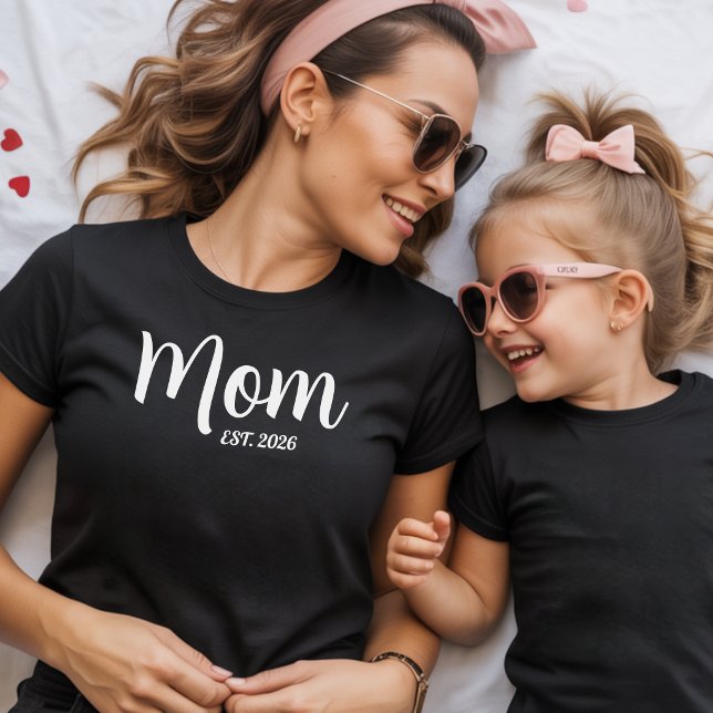 T-shirt Maman a établi un nouveau cadeau pour les mamans (Mom Established New Mom Gift new mom first time mothers day )
