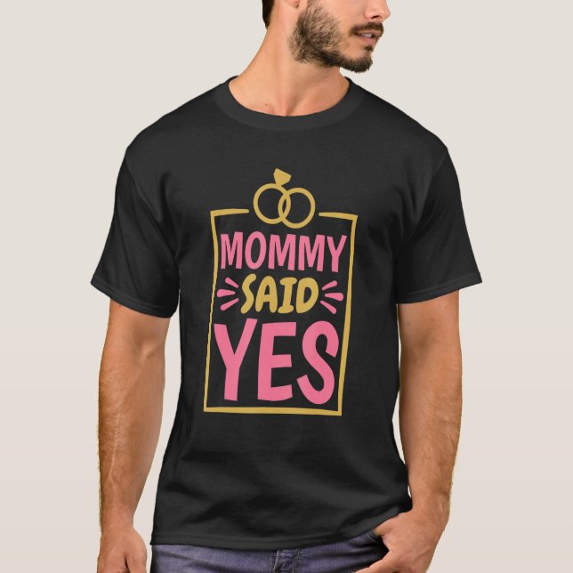 T-shirt Maman dit Oui Fiancée Fiance et Propose Engagée (Devant)