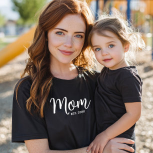 T-shirt Maman White Script Date Établie Minimum Bold