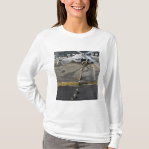 T-shirt Marines se prépare à embarquer sur un MH-60S