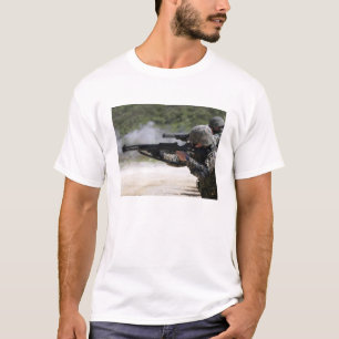 T-shirt Marines tirant des fusils de chasse