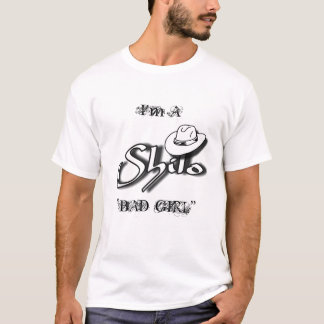 T-shirt "MAUVAISE FILLE" portée par Shilo T