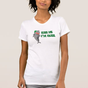 T-shirt McShark dit que "embrassez-moi que je suis
