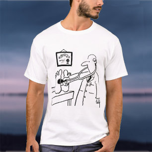 T-shirt Médecin avec stéthoscope vérifiant les pieds