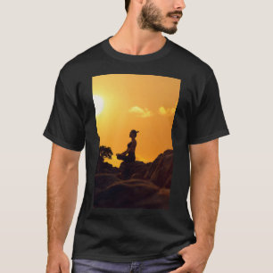 T-shirt Méditer la fille dans la nature
