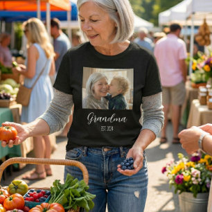 T-shirt Mémé a établi un texte de script blanc minimaliste