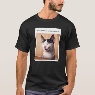 T-shirt Mème de chat quand quelqu'un m'apporte Bacon