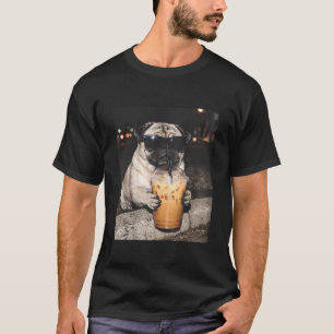 T-shirt Mème de chien drôle de carlin buvant du café glacé