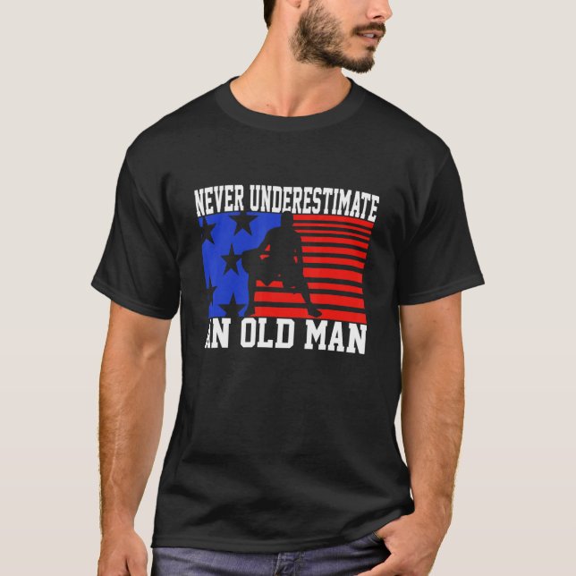 T-shirt Mens Never Underestimate An Old Man USA Flag   Bas (Devant)