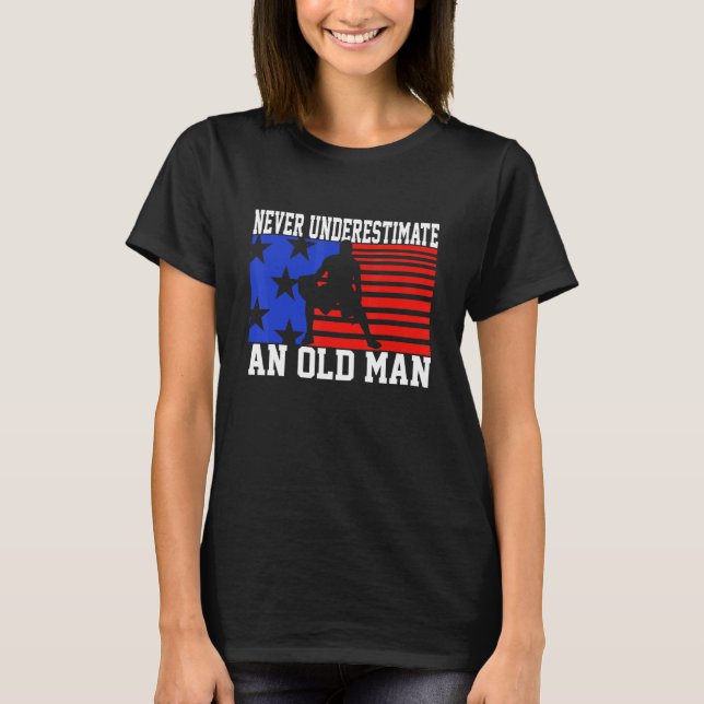 T-shirt Mens Never Underestimate An Old Man USA Flag   Bas (Devant)