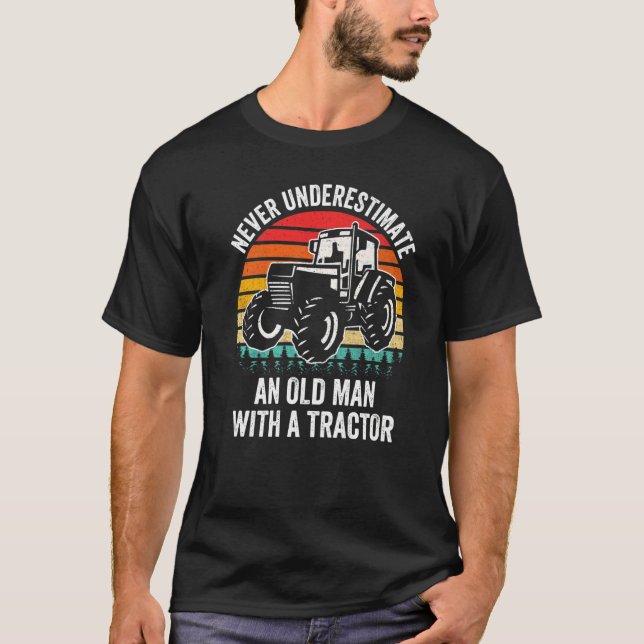 T-shirt Mens Never Underestimate An Old Man With A Tractor (Devant)