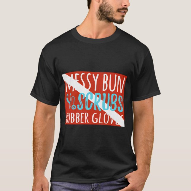 T-shirt Messy Bun Scrubs Gants en caoutchouc Médecin Assis (Devant)