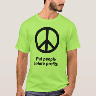 T-shirt Mettez les personnes avant des bénéfices