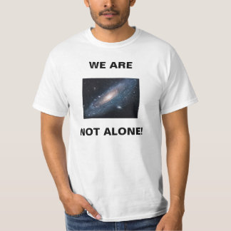 T - Shirt mit dem Bild, das Galaxie mit Wörtern