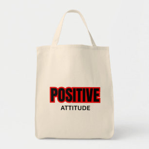 T-Shirt mit motivierender Typografie und positiver Tragetasche
