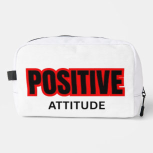 T-Shirt mit motivierender Typografie und positiver Waschbeutel