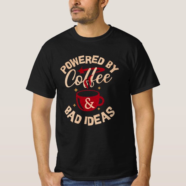 T-Shirt mit Powered by Coffee & Bad Ideas darauf (Vorderseite)