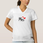 T - Shirt mit Rotem Herzen - Niedlich Romantisches<br><div class="desc">Zeigen Sie mit diesem bezaubernden T - Shirt mit einem fett schwarzen Drehbuch und zwei roten Herzen Ihren "Mrs."-Status im Stil. Egal, ob Sie eine Braut sind, neu verheiratet oder stolz genommen, dieser Tee verleiht jedem Outfit Charme. Ideal für lässige Kleidung, Flitterwochen, Brautpartys oder als nachdenkliches Geschenk für Ihre Lieblingsfrau...</div>