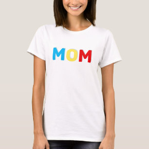 T-Shirt mit Text 'Mom' in Blau, Rot und Gelb