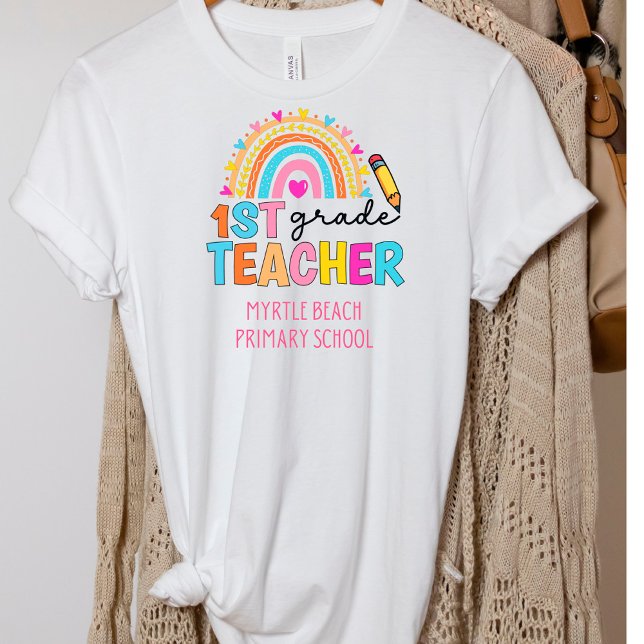 T-shirt Moderne 1ère année Rainbow Teacher Nom de l'école (Créateur téléchargé)