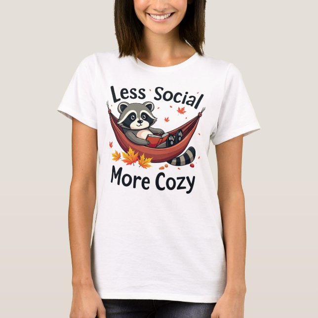 T-shirt Moins social, plus cosy - Raccoon à Hammock (Devant)