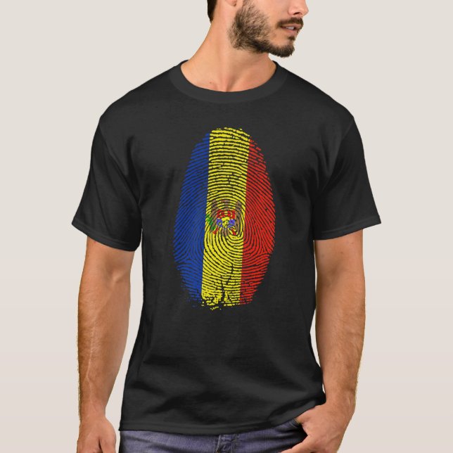 T-shirt Moldavie Drapeau Empreinte Il Est Dans Mon Adn Pou (Devant)
