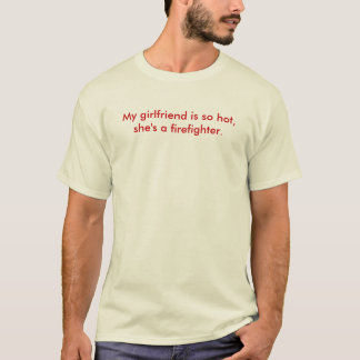 T-shirt Mon amie est si chaud, elle est un sapeur-pompier