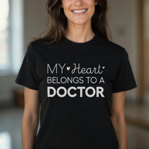T-shirt Mon cœur appartient à une femme de médecin mignon