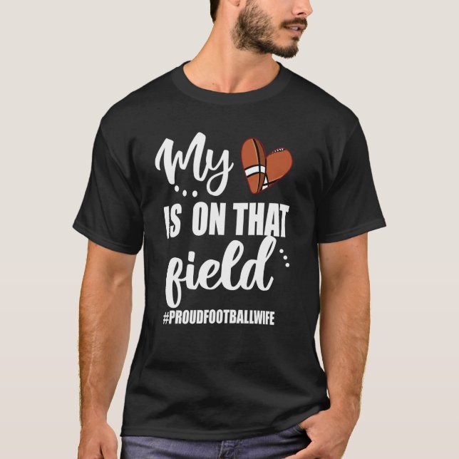 T-shirt Mon Coeur Est Sur Ce Champ Fière Femme De Football (Devant)
