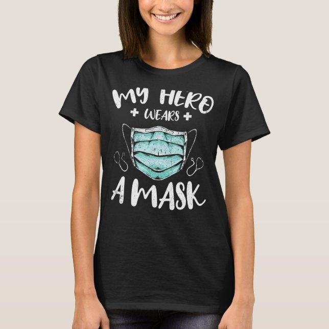 T-shirt Mon Héros Porte Un Masque Pour Assistant Médicale  (Devant)
