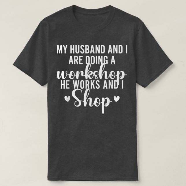 T-shirt Mon Mari Et Moi Faisons Un Atelier Qu'Il Travaille (Design devant)