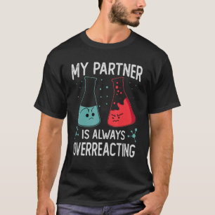 T-shirt Mon Partenaire Réagit Toujours De Manière Excessiv