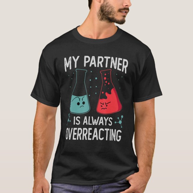 T-shirt Mon Partenaire Réagit Toujours De Manière Excessiv (Devant)