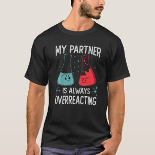 T-shirt Mon Partenaire Réagit Toujours De Manière Excessiv