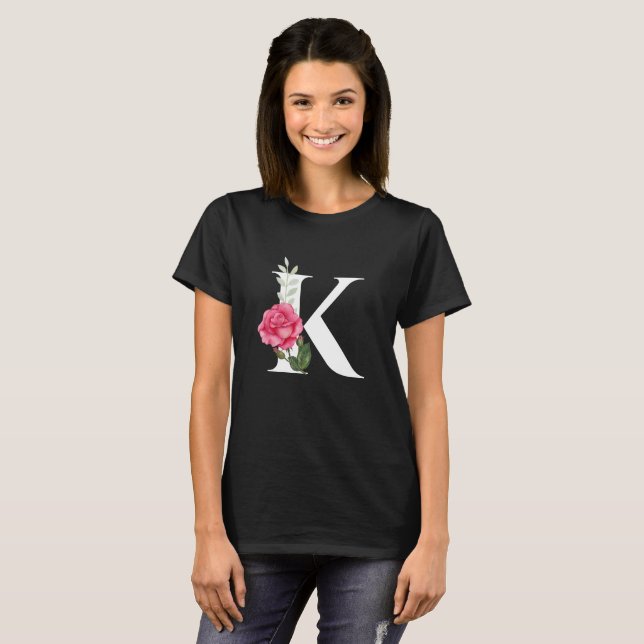 T-shirt Monogramme Lettre initiale K en blanc avec rose ro (Devant entier)