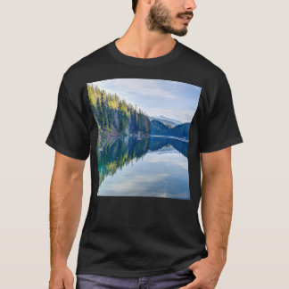 T-shirt Montagnes Au-Dessus D'Un Lac Glassy