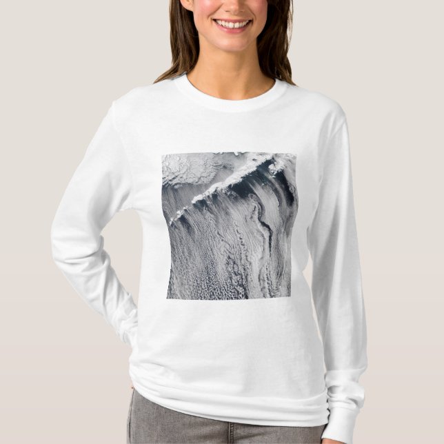 T-shirt Motifs nuageux visibles sur l'île Aléoutienne (Devant)