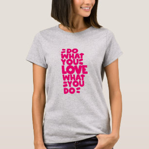 T-shirt Mots Dessinés À La Main Qui Cherche Trouvera